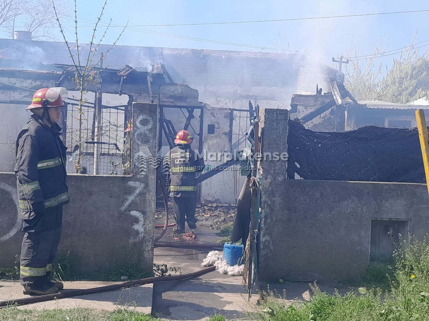 Asisten a tres personas, incluida una menor, por incendio en el barrio Peralta Ramos Oeste