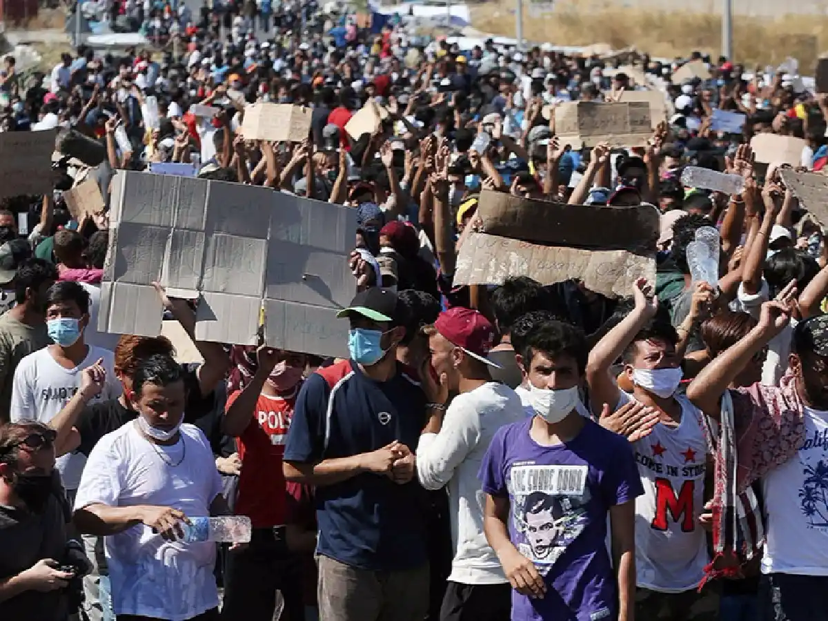 Los migrantes exigen salir de isla de Grecia tras el incendio de campamento de refugiados