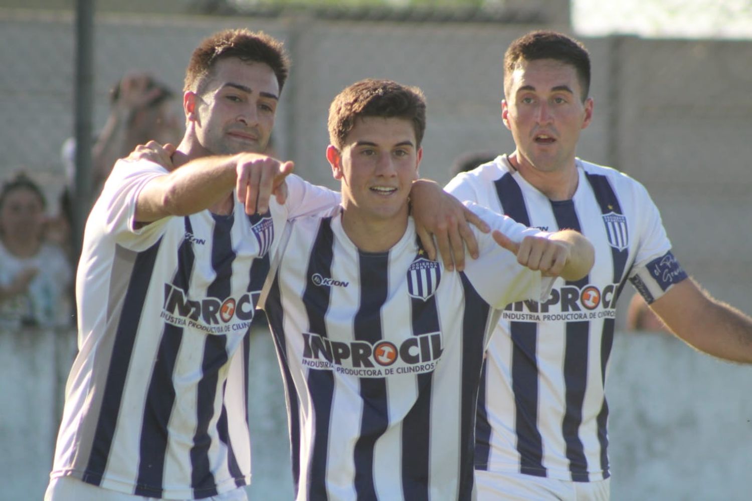 Juan Ferrando Garibotti (izq.) tuvo un gran año en Sociedad Sportiva, fue uno de los goleadores del Oficial 2023 y está entre los ternados de fútbol.