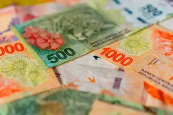 Salarios: tras la devaluación dos gremios lograron aumentos y un súper bono de $100.000