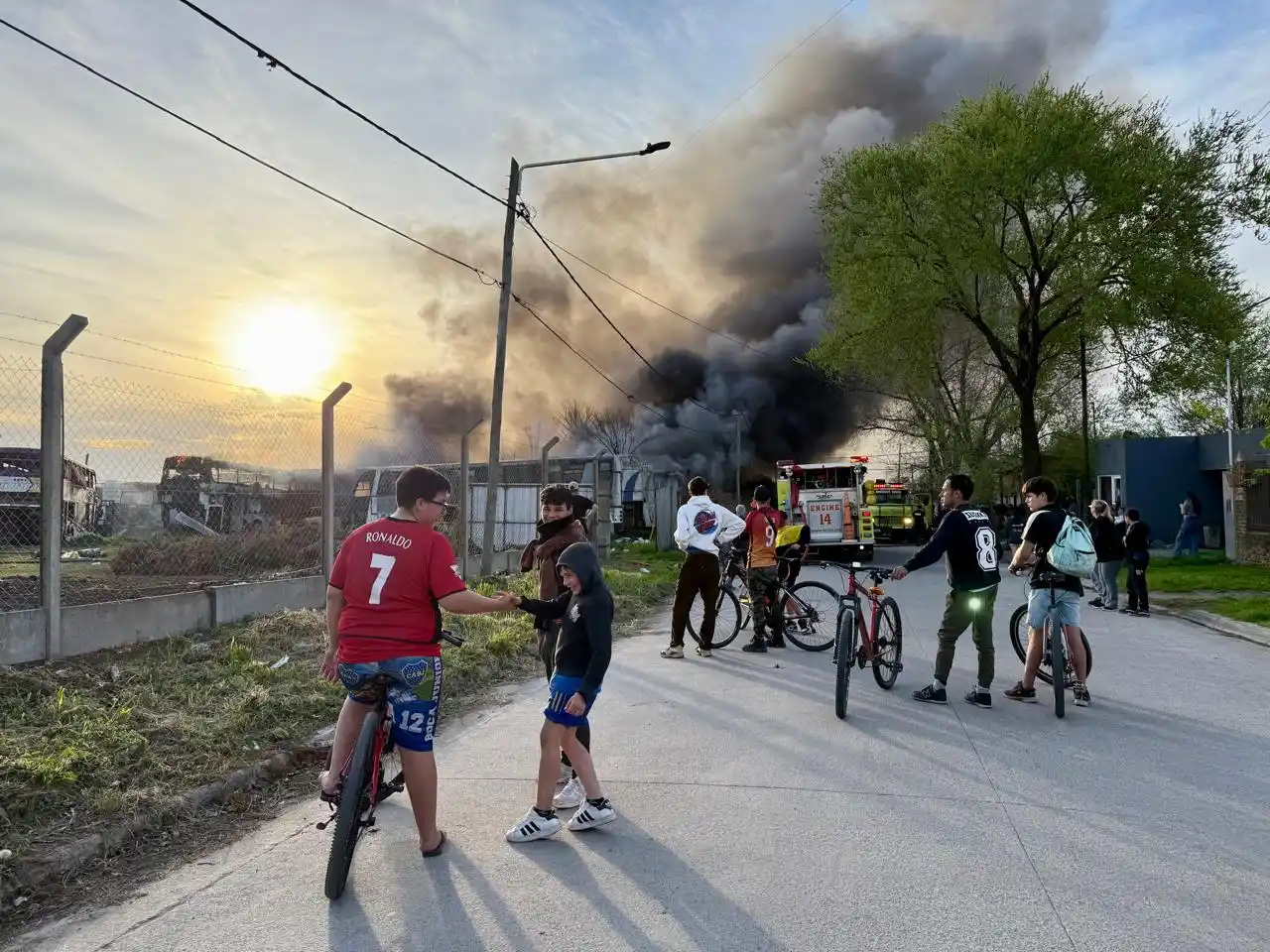 El incendio en el depósito de Río Paraná destruyó 19 colectivos, pero al momento no hubo denuncia por el hecho