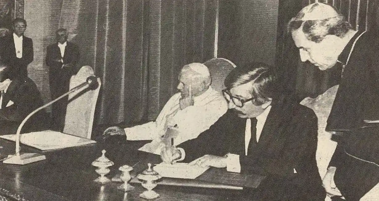 Bajo el arbitraje de Juan Pablo II, lo rubricaron el argentino Dante Caputo y el chileno Jaime del Valle en la Ciudad del Vaticano, en su calidad de ministros de Relaciones Exteriores intervinientes. Gentileza