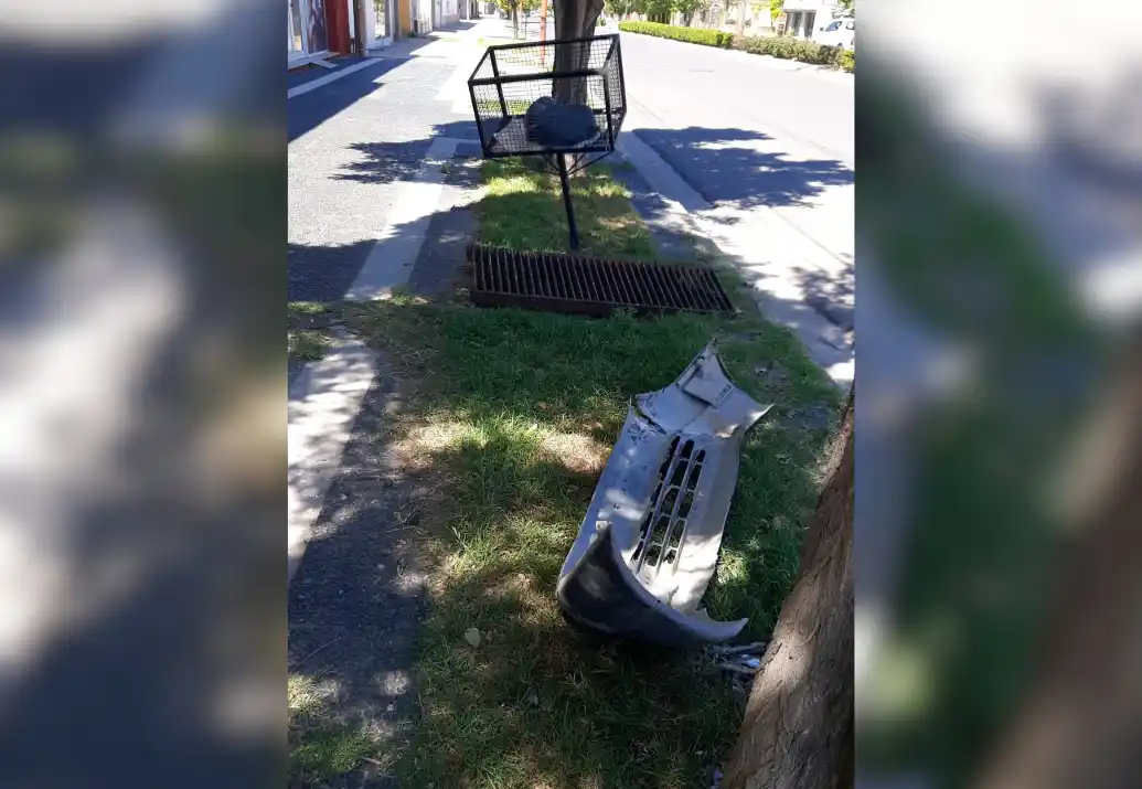 Un vehículo chocó contra un basurín en la vereda del diario