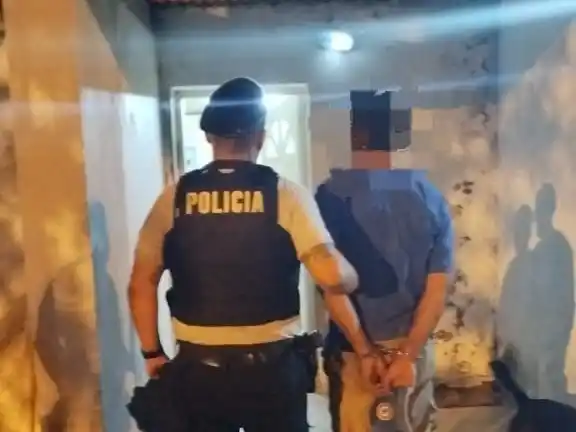 Se metió a una casa, robó materiales de construcción y huyó: quedó detenido