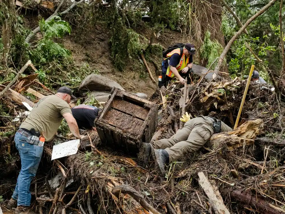 Cientos de equipos de rescate continúan la búsqueda de sobrevivientes, mientras gran parte del centro del estado sigue bajo alerta por inundaciones
