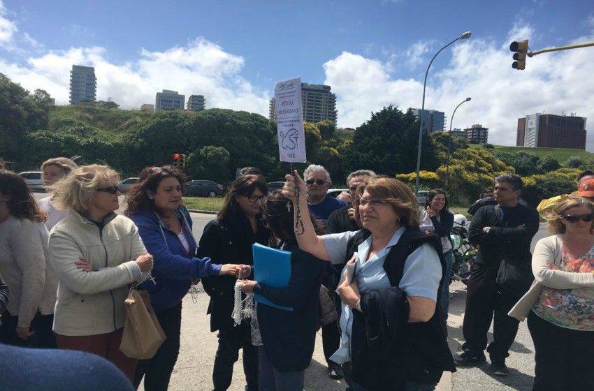 Autoconvocados se juntaron a rezar en la Base Naval