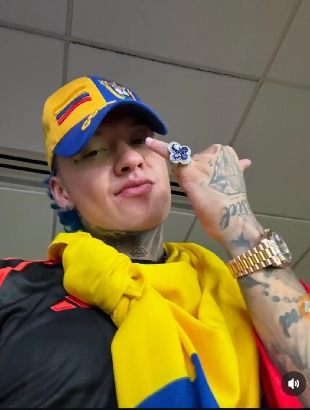 Un cantante colombiano quiso robarse una camiseta argentina y esto pasó