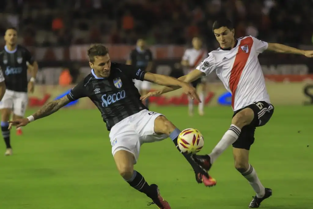 Atlético Tucumán sufrió el poder de River, pero clasificó 