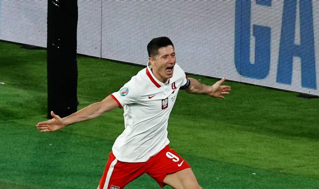 Lewandowski amargó a España, que se complica