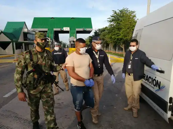 Migración Colombia expulsa a guardia venezolano por poner en riesgo la seguridad del país