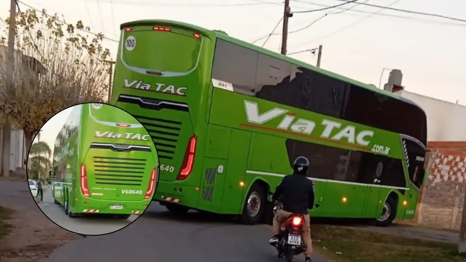 Un micro intentando doblar en una calle barrial, cercana a la nueva Terminal. Por las obras en el acceso los choferes de los ómnibus se desorientan.
