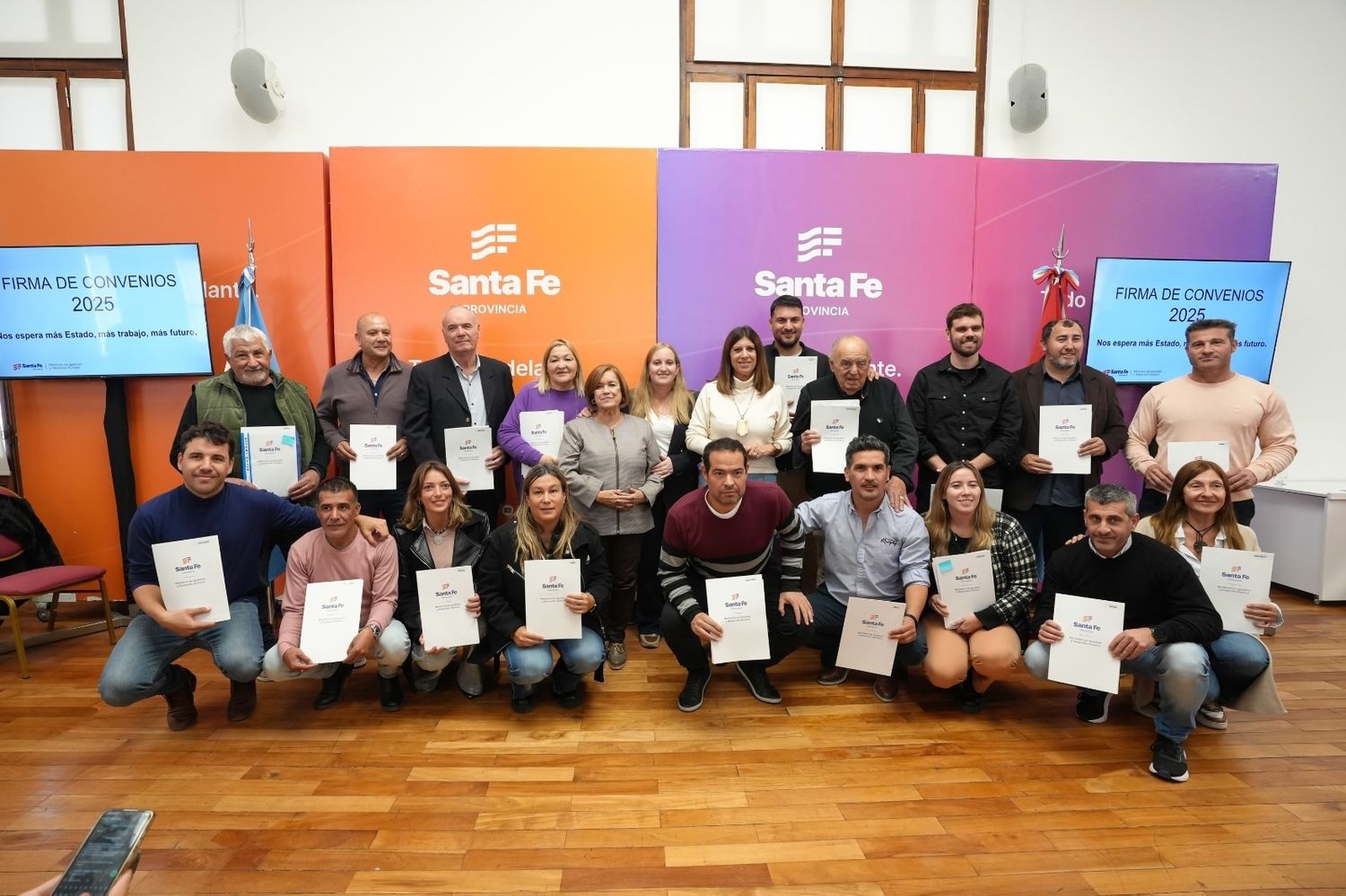 Firma de convenios con municipios y comunas, entre ellas varias de la región. Crédito: Gobierno de Santa Fe