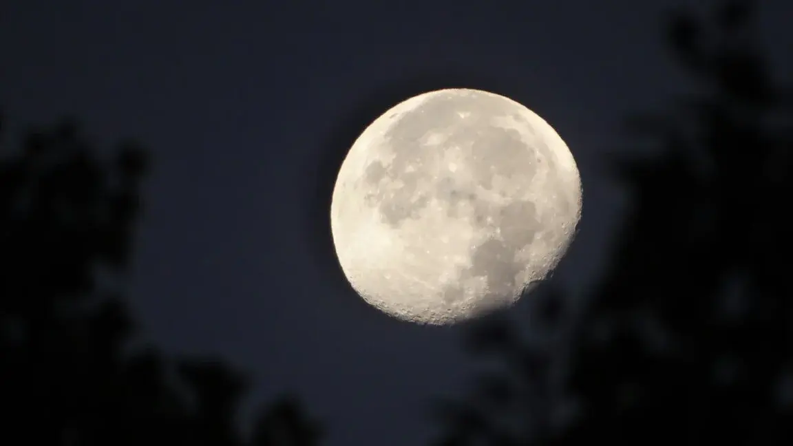 Profundo eclipse parcial de Luna en la región