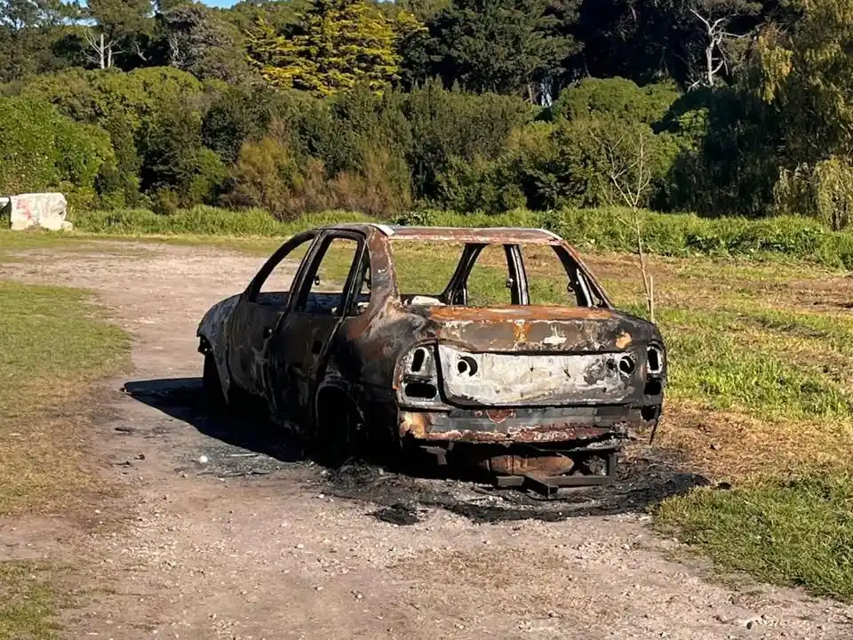 La oposición expresó su preocupación por la proliferación de autos incendiados y abandonados en la vía pública.