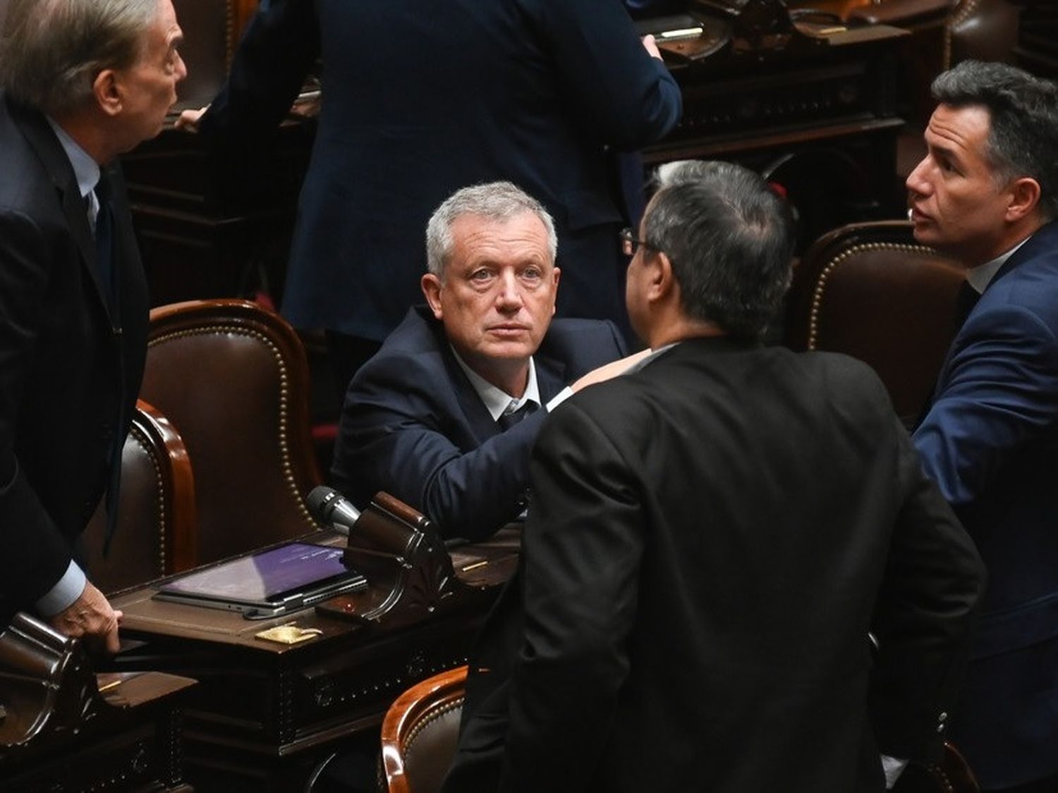 Dos diputados a golpes de puño en un escandaloso final de sesión
