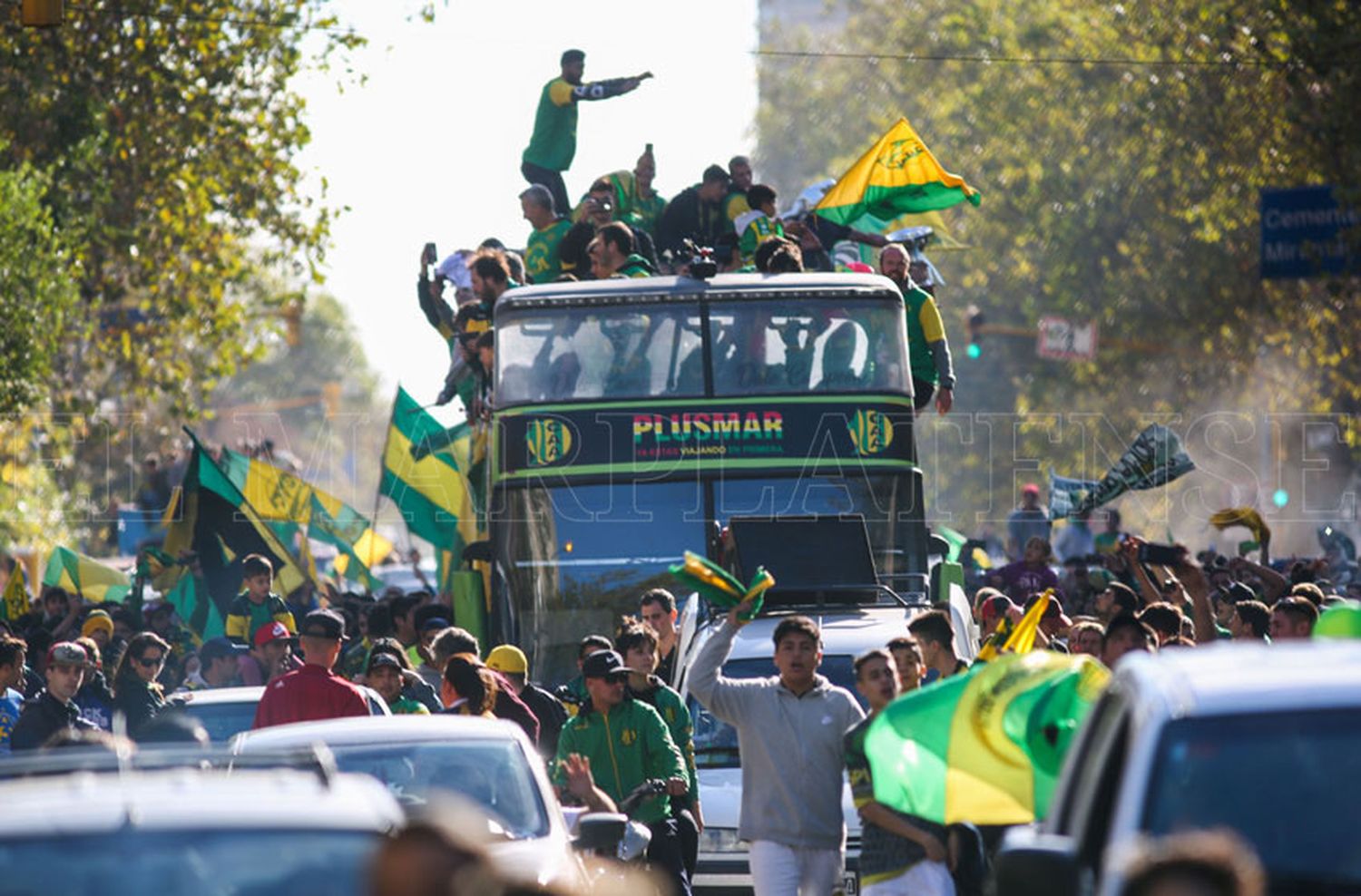 Multitudinaria caravana por el ascenso de Aldosivi