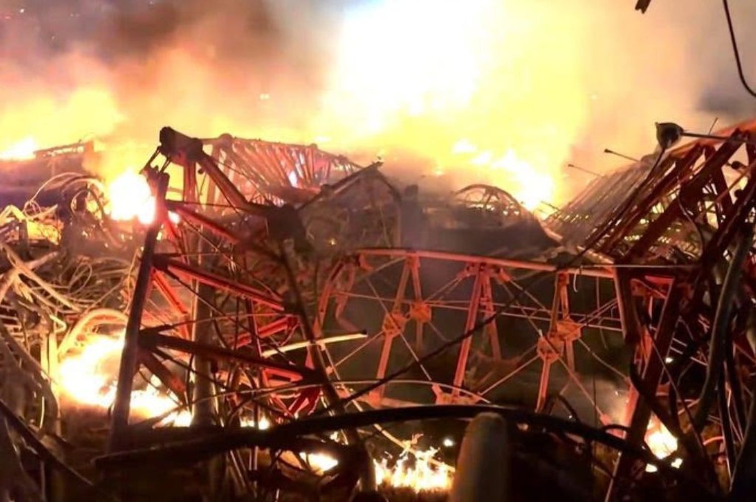 Helicóptero estrellado contra una torre