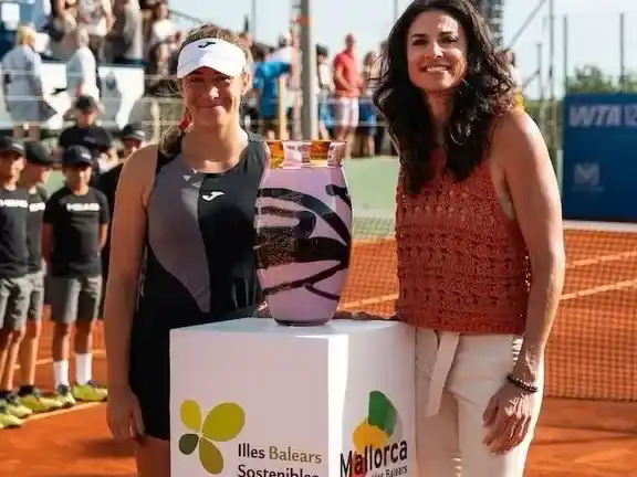 Solana Sierra junto a Gabriela Sabatini, histórica jugadora argentina que le dio el trofeo.Foto:@solana_sierra.