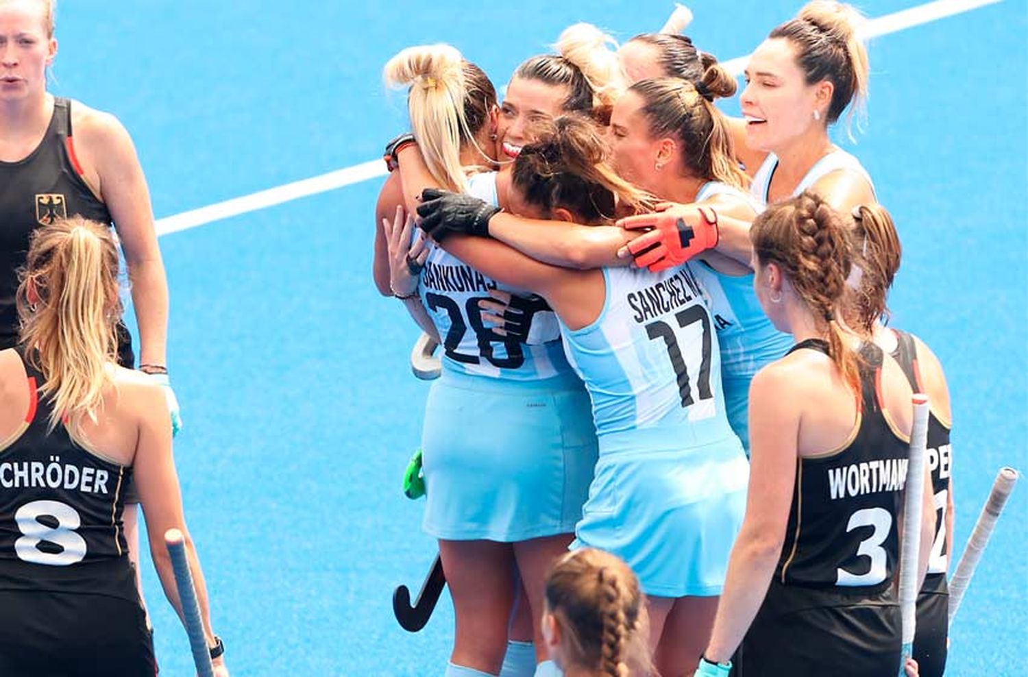 Las Leonas aplastaron a Alemania y pelearán por una medalla: contra quién y cuándo jugaran las semis