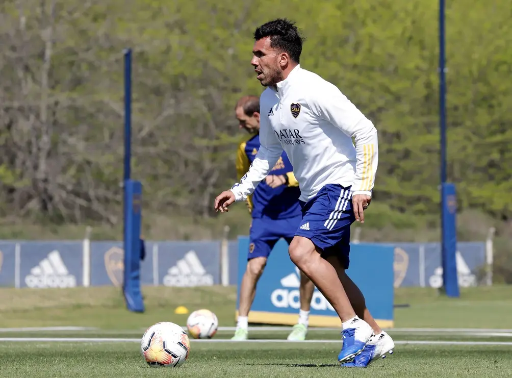 Tevez cumple 37 años, con muchos saludos y en medio de un Boca tensionado