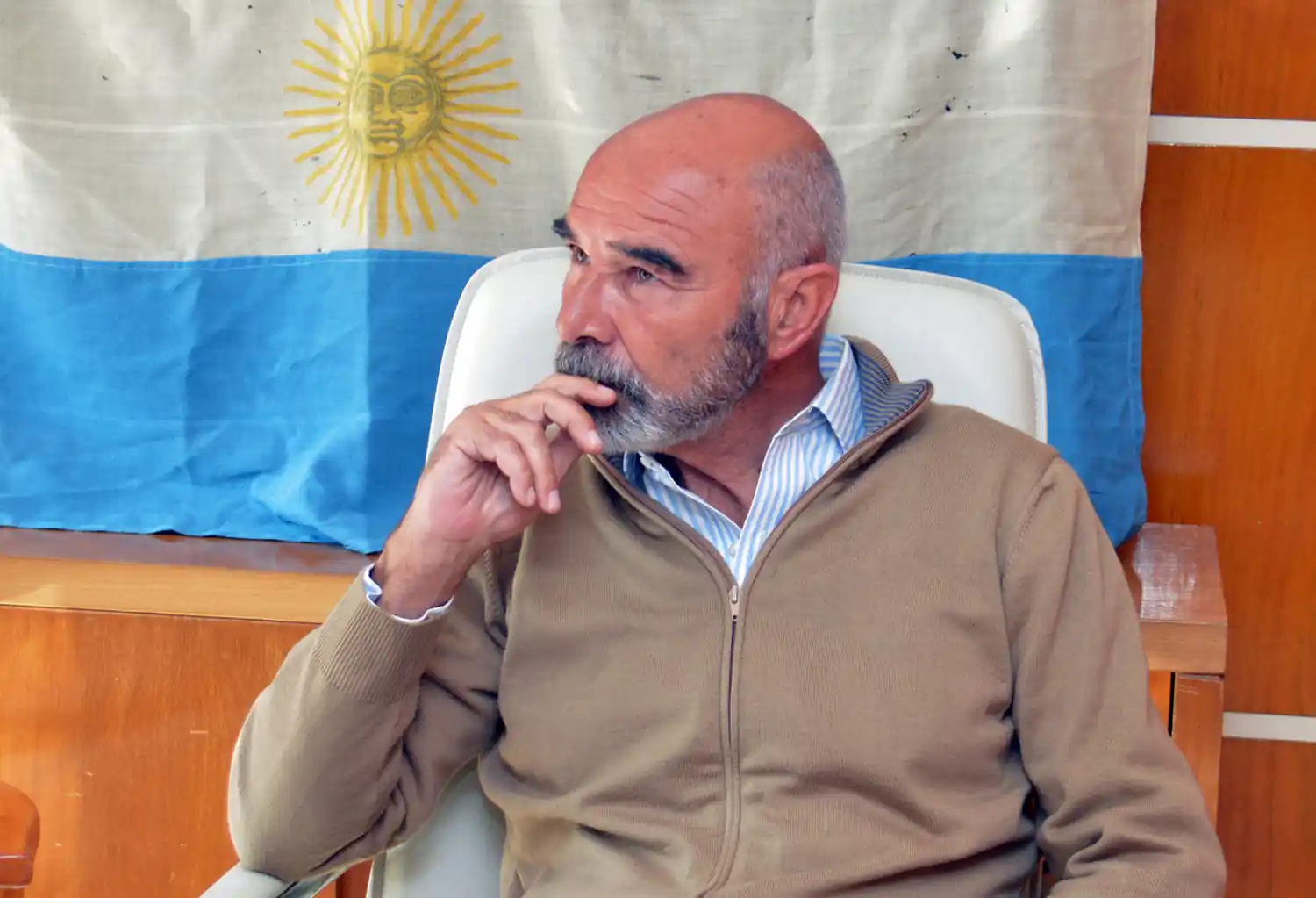 Con fuertes críticas a los gobiernos, Gómez Centurión apuntó a revertir la agenda estratégica del país