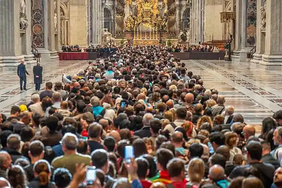 CAPILLA SIXTINA DESBORDADA: más de cuatro horas de cola hacen los fieles para despedirse del papa FRANCISCO (+Fotos)
