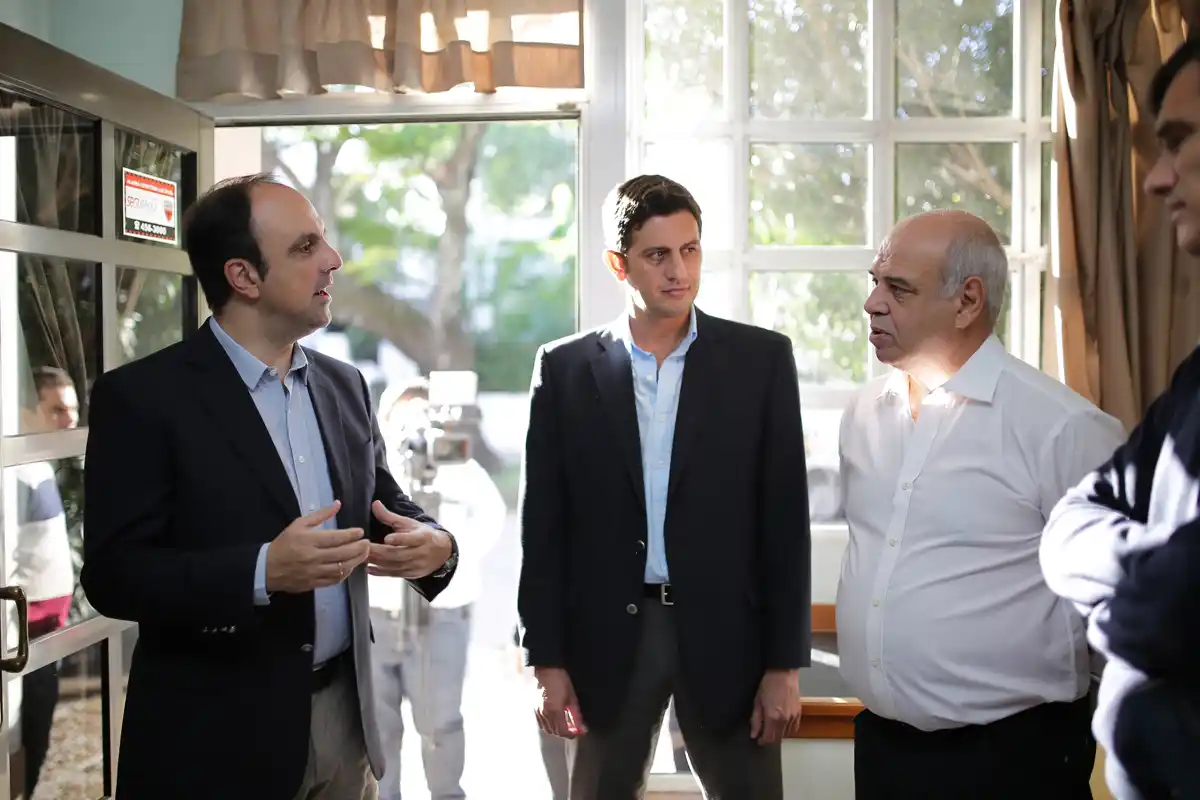 Corral visitó una empresa local que comenzó a exporta a Perú