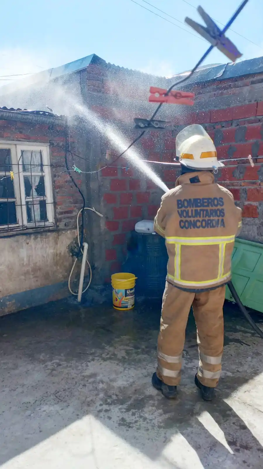 Bomberos rescataron a tres menores del incendio en una vivienda