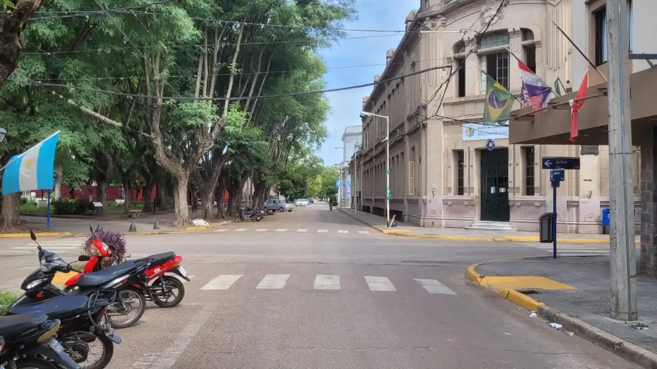 En proximidades de esta equina se produjo la golpiza y el robo a un joven.