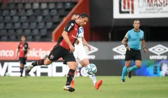 Newell�"s pagó su falta de puntería con una dolorosa derrota en manos de Vélez