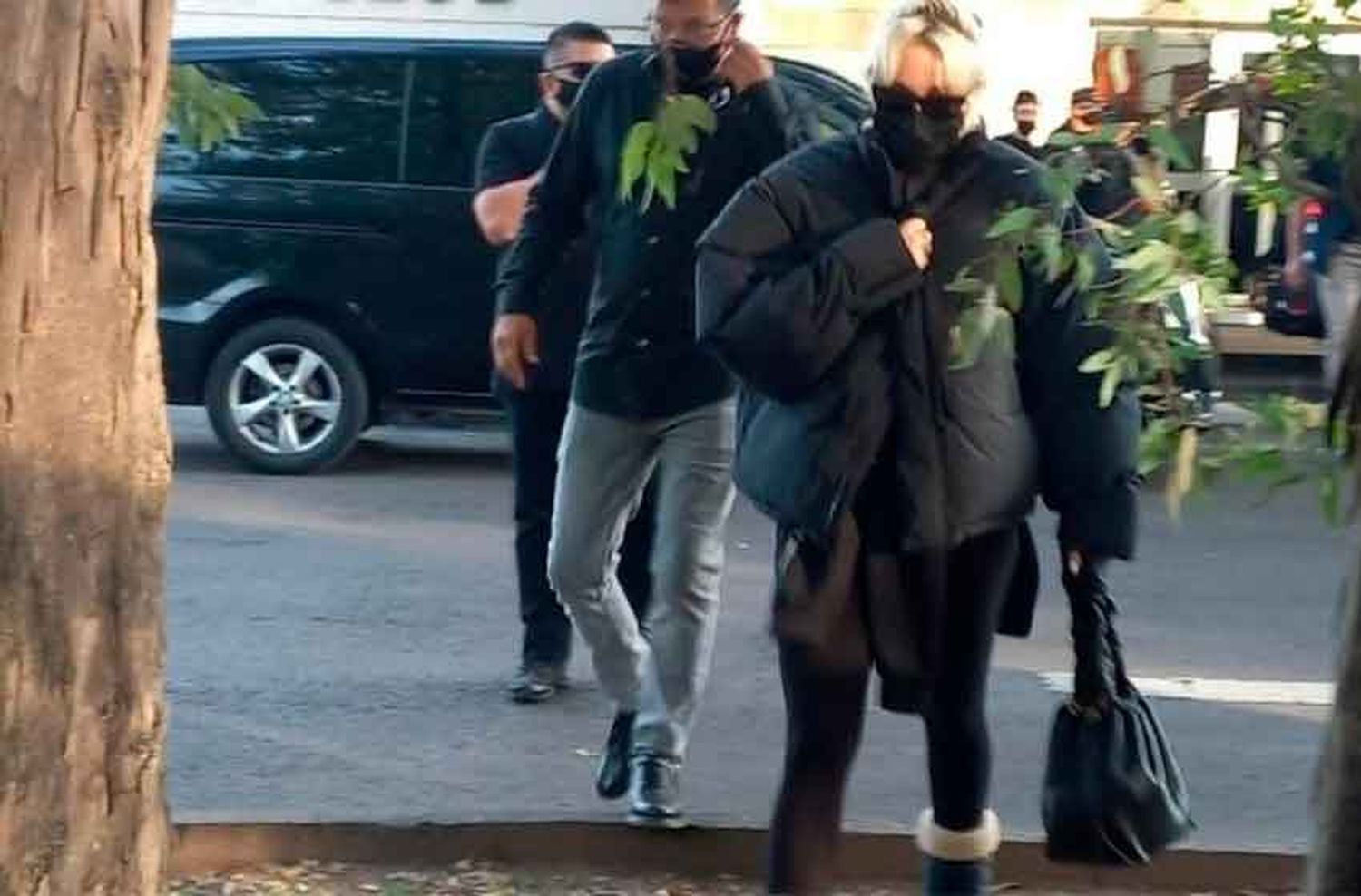 Furor en Ezeiza: Miley Cyrus llegó a la Argentina y fue recibida por una multitud de fanáticos