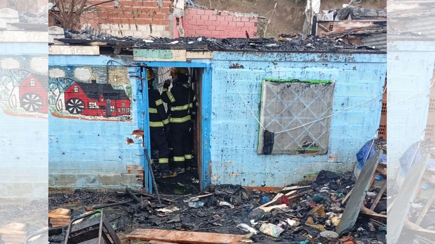 Arriba de esta casa había una casilla de madera que fue consumida por el fuego.