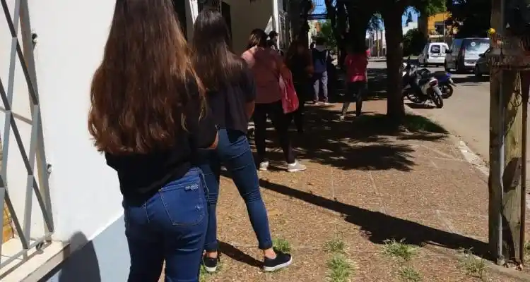 Coronavirus: piden evitar las fotocopias para los chicos porque “el virus puede vivir en el papel hasta 24 horas”