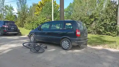 Un hombre que circulaba en bicicleta impactó contra un auto y fue hospitalizado