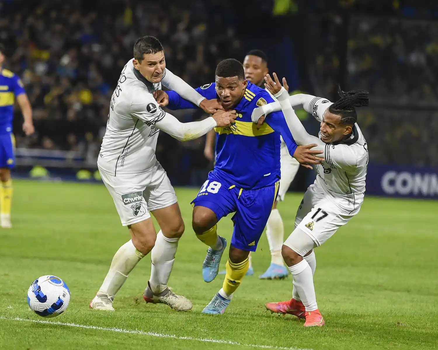 Fabra intenta pasar entre dos defensores colombianos.