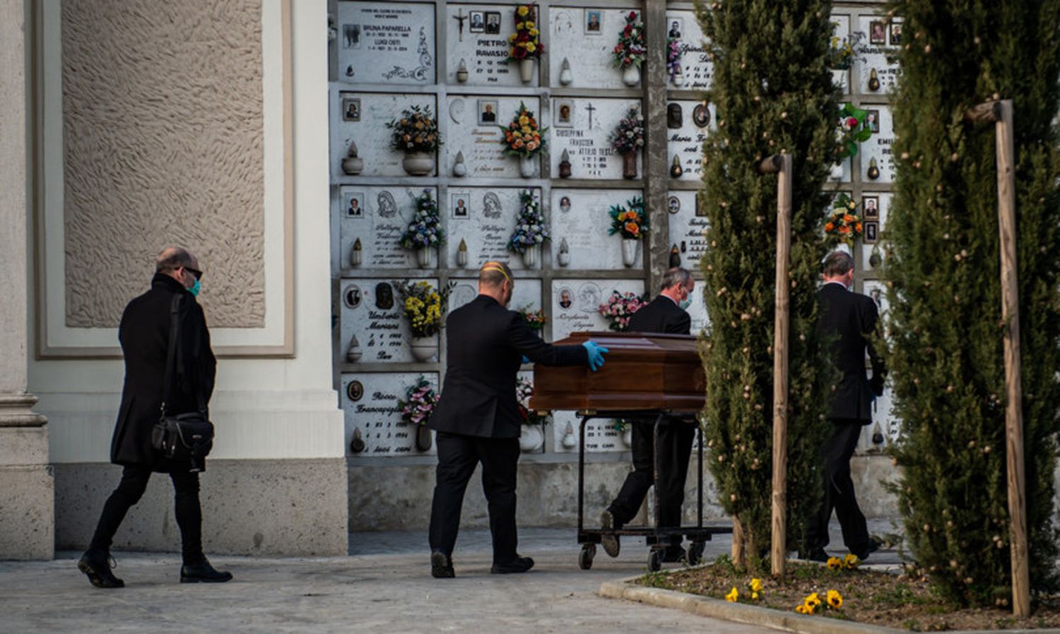 Cuando el coronavirus cambia hasta la forma de despedir a nuestros muertos