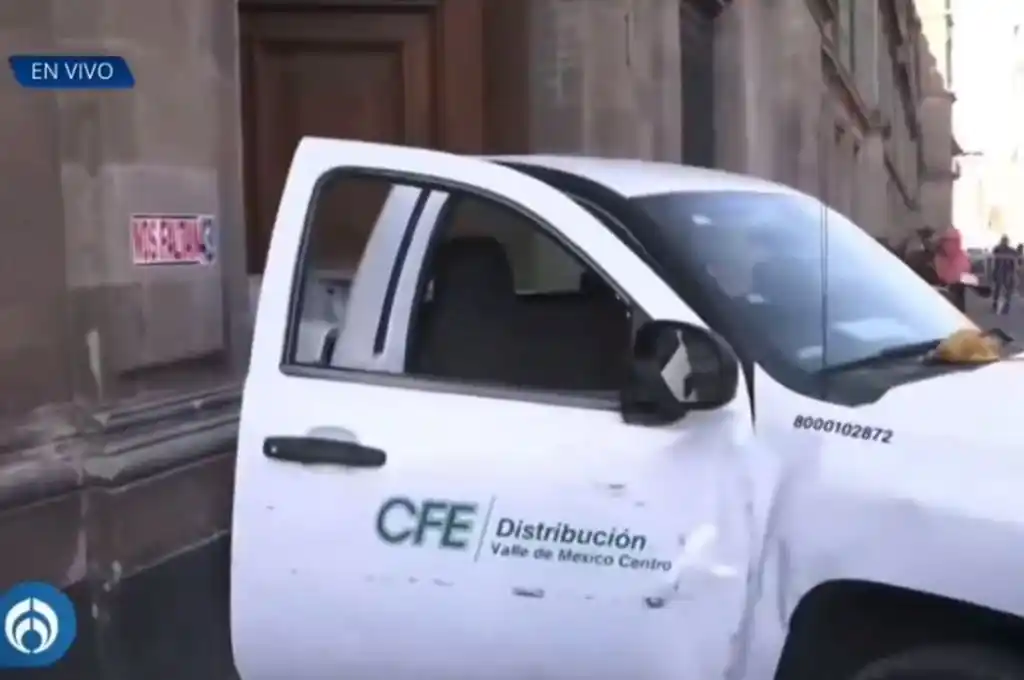 Manifestantes rompieron una puerta del Palacio Nacional