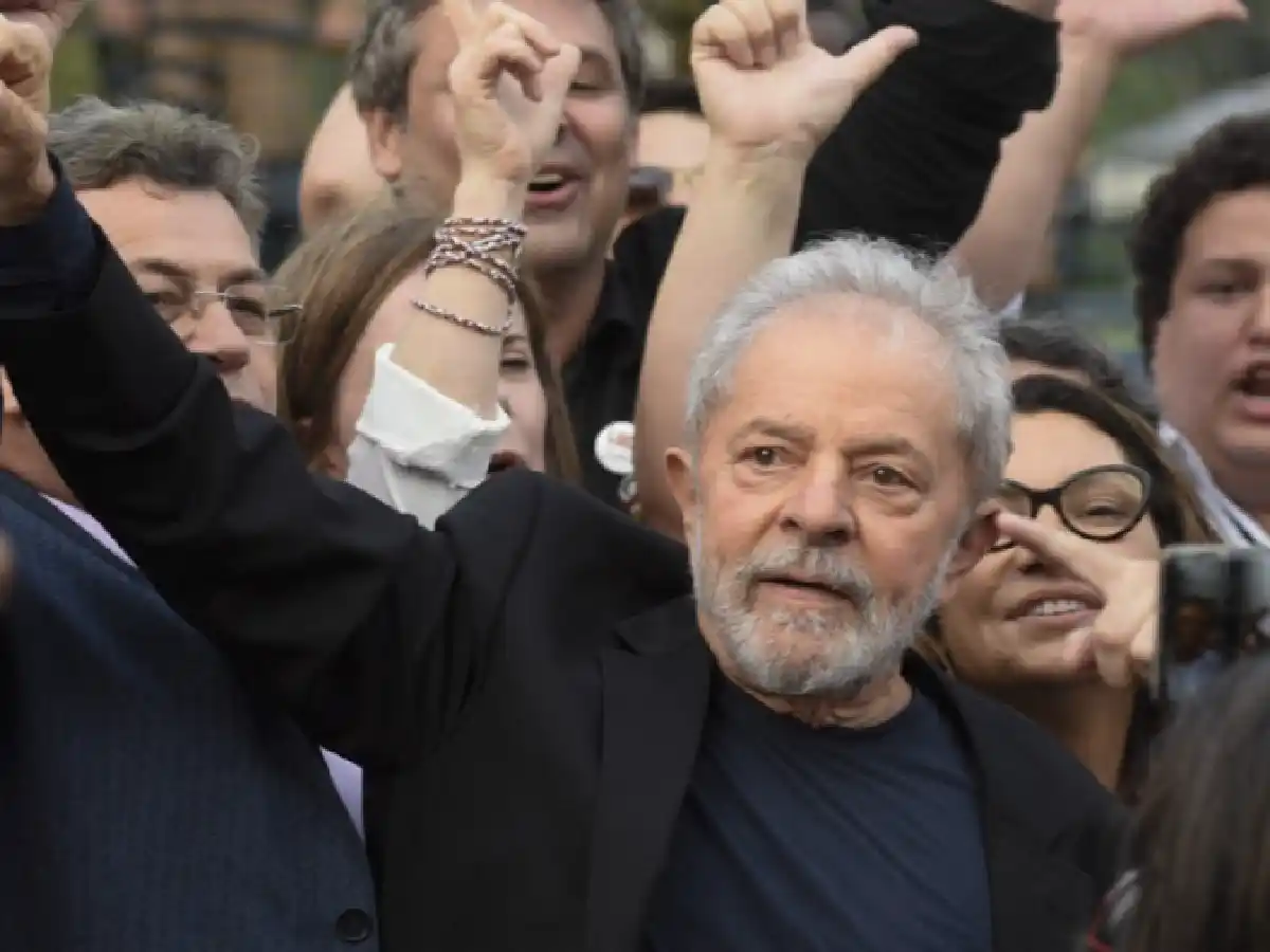 Lula tiene 44% contra 31% de Bolsonaro a menos de un mes de las elecciones