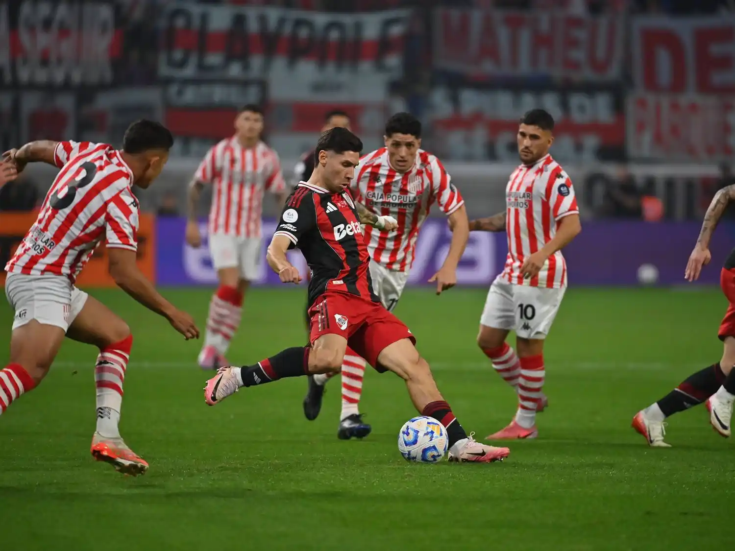 Montiel abrió la cuenta y también marcó el tercer gol para River.