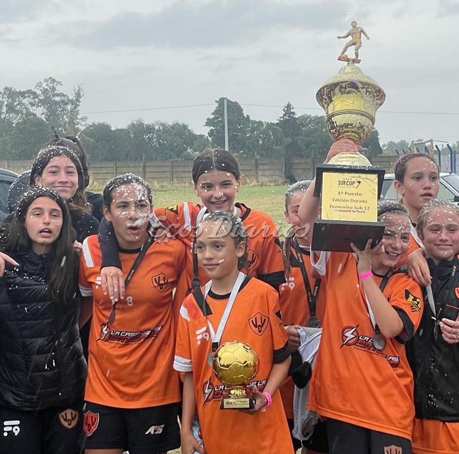 Celebran las chicas Sub-12 levantando el trofeo