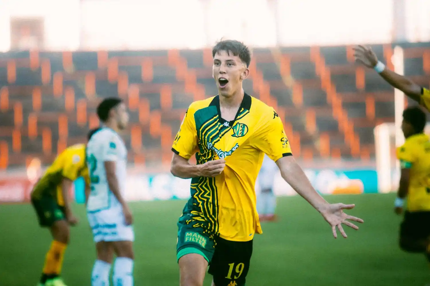 Franco Rami celebrando el 2-0 de Aldosivi. (Foto: Prensa Aldosivi)