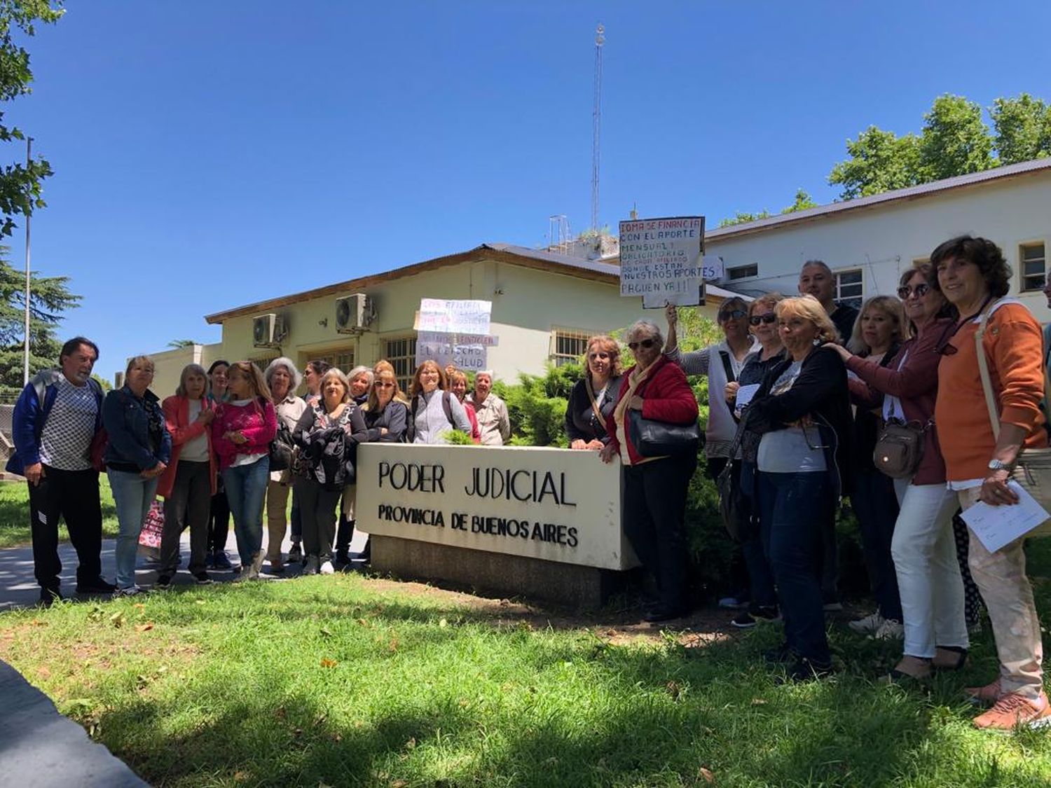 Los afiliados nucleados en el grupo Emergencia IOMA Tandil, en las puertas del Poder Judicial.