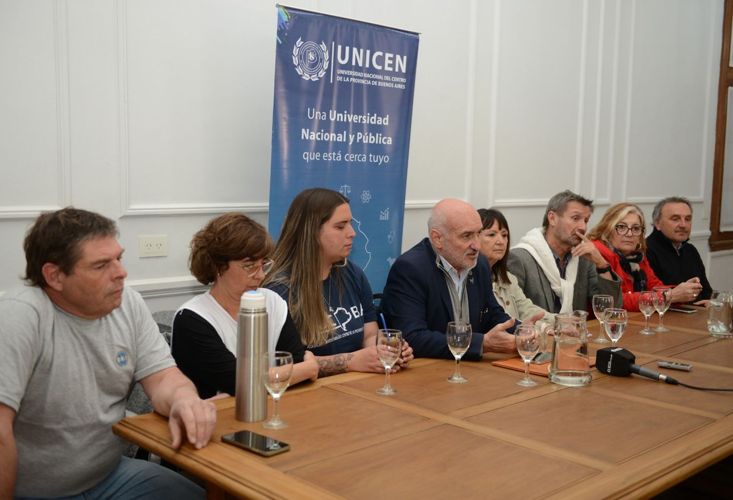 Mónica Blanco, Juan Loidi, Verónica Gargiulo, Candela Macazaga, Marcelo Aba, Silvia Stipcich, Eduardo Castro, Daniela Ferrari y Alfredo Rébori, en la rueda de prensa.