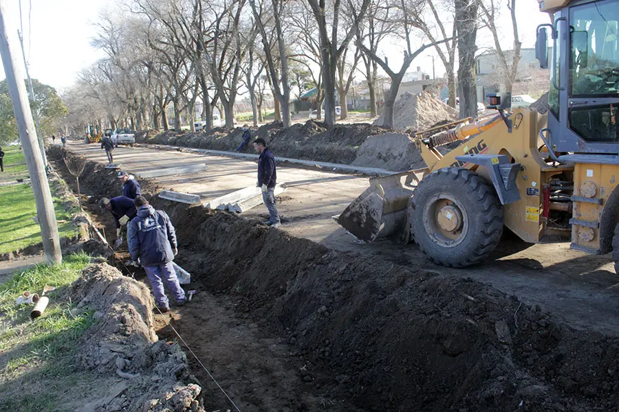 Avanza la construcción del cordón cuneta en la Avda. 58