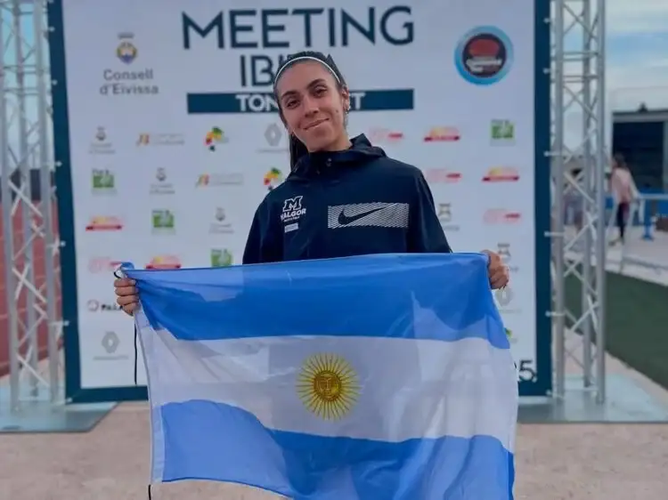 Micaela Levaggi con la bandera argentina en Ibiza.