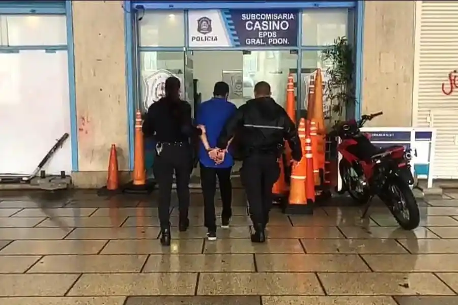 Quiso sacar la alarma de las prendas con un cuchillo.