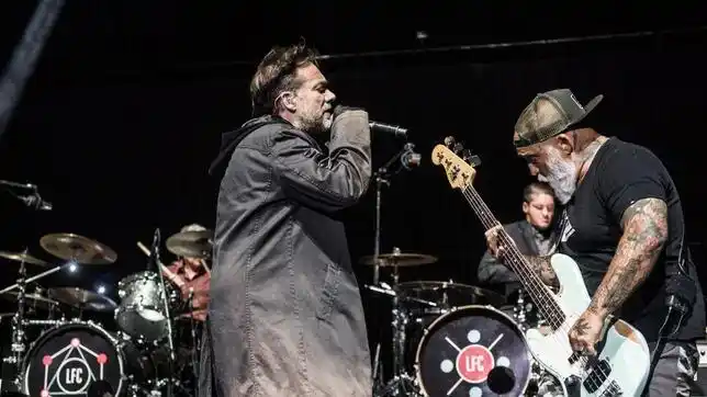 Vicentico frenó su show en Bogotá por una bengala y reaccionó furioso contra un espectador