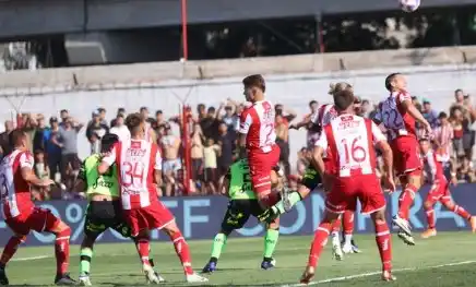 Unión empató en Barracas pero mereció ganar