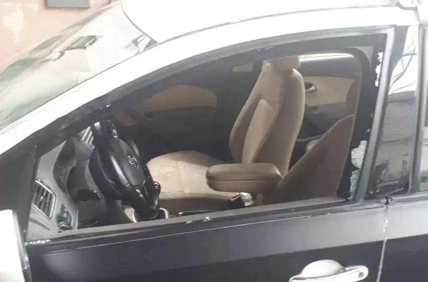 Arrojaron un botellazo a un móvil de la GUM, le rompieron los vidrios y terminaron detenidos