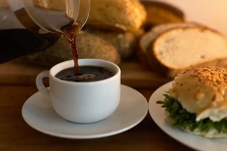 "Empujoncito": lo que la ciencia dice sobre tomar un café por la mañana antes de ir a trabajar